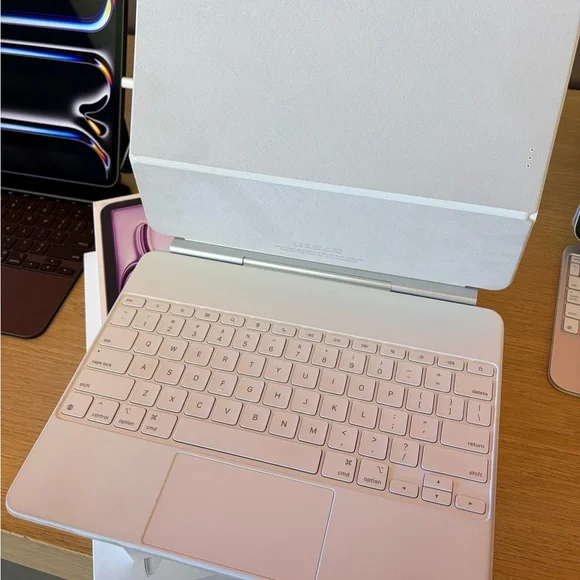 Like-New Apple Magic Keyboard for iPad Air 13-inch - Picture 8 of 8